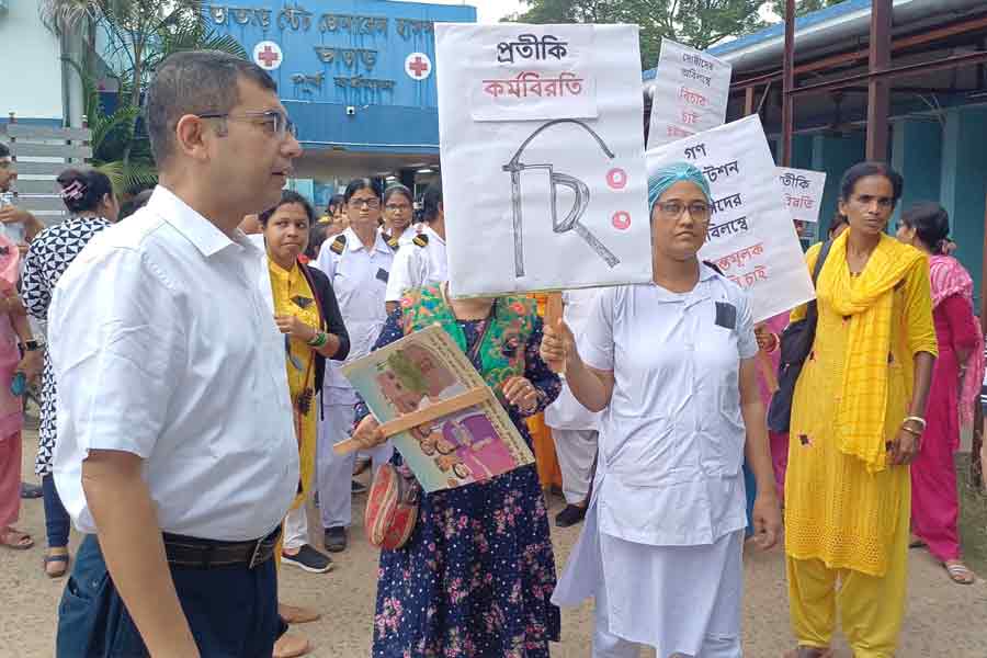 ‘আর জি কর হাসপাতালে কী হয়েছে জানেন তো?’, ভাতারে মহিলা চিকিৎসককে হুমকি সিভিক ভলান্টিয়ারের