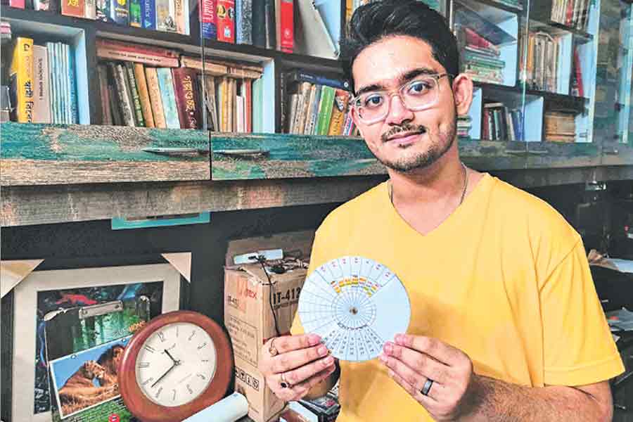 এক ক্যালেন্ডারেই পৃথিবীর সব তারিখ! ‘অনন্ত ক্যালেন্ডার’ বানিয়ে তাক লাগালেন সিউড়ির ছাত্র