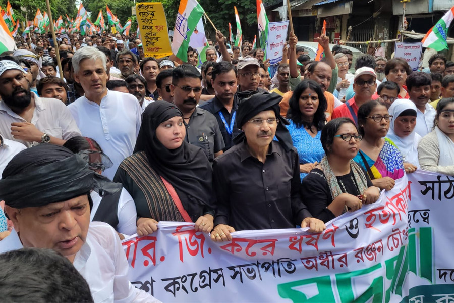 আপাদমস্তক কালো পোশাক, আর জি কর কাণ্ডের প্রতিবাদে অধীর যেন ‘কাবুলিওয়ালা’