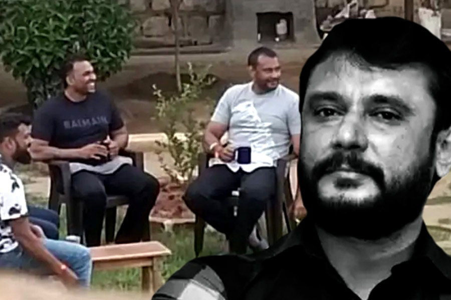 জেলে দর্শনের ‘ফাইভস্টার ট্রিটমেন্ট’, গ্যাংস্টারের সঙ্গে খোশগল্প কন্নড় স্টারের! ভাইরাল ছবি-ভিডিও