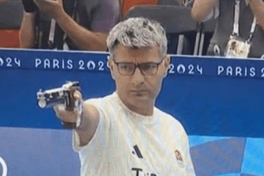 এক হাত পকেটে, শুটিংয়ের সরঞ্জাম ছাড়াই রুপো, তুরস্কের শুটারের ‘অ্যাটিচুড’-এ মজেছে নেটদুনিয়া