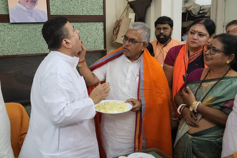 বিধানসভায় শুভেন্দুর ঘরে দিলীপ ঘোষ, মিষ্টিমুখে কাটল শৈত্য?