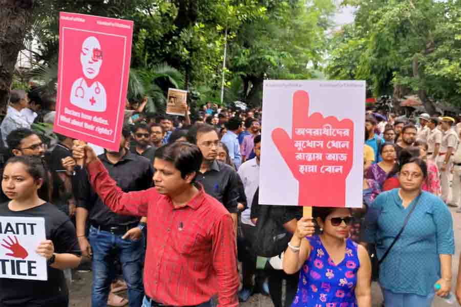 ‘নিরাপত্তা নিশ্চিত করছে রাজ্য, কাজে ফিরুন’, জুনিয়র ডাক্তারদের বার্তা প্রশাসনের