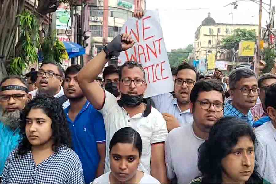 ডাক্তারদের ‘বেনজির’ লালবাজার অভিযান, বিক্ষোভে শামিল আইনজীবীরাও