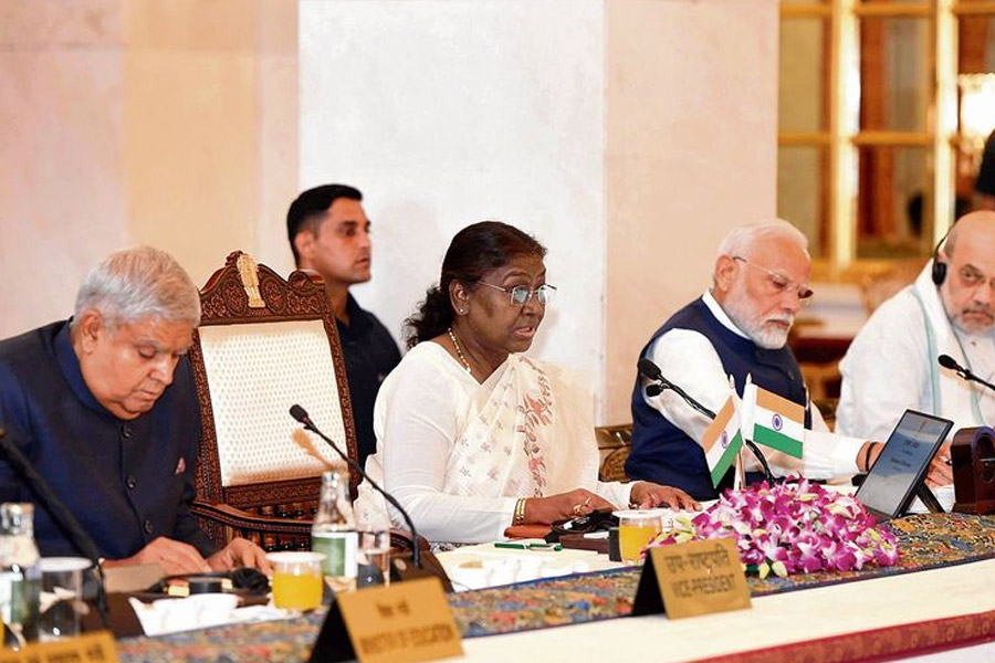 রাজভবনের সাংবিধানিক ক্ষমতা বাড়ানো হোক, জোরাল সওয়াল একাধিক রাজ্যপালের