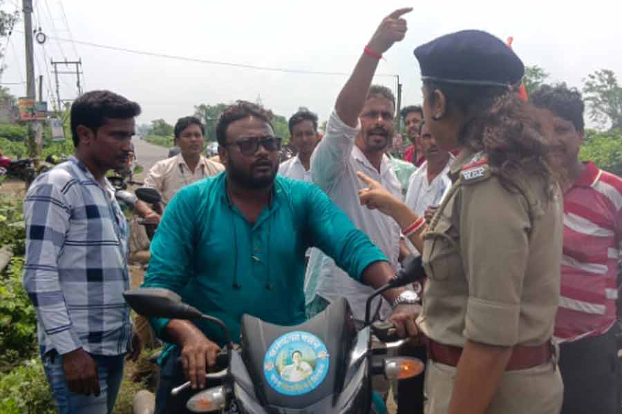 আঙুল উঁচিয়ে হুমকি, মহিলা পুলিশ আধিকারিককে হেনস্তা! কাঠগড়ায় তৃণমূল নেতা