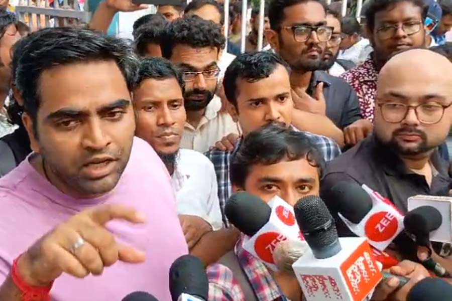 স্বাস্থ্যভবনে বৈঠকে ‘হতাশ’, আন্দোলনের সিদ্ধান্তে অনড় জুনিয়র চিকিৎসকরা