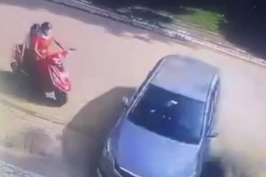 পোর্শেকাণ্ডের ছায়া এবার উত্তরপ্রদেশে, স্কুটিচালক মহিলাকে শূন্যে উড়িয়ে দিল কিশোরের গাড়ি