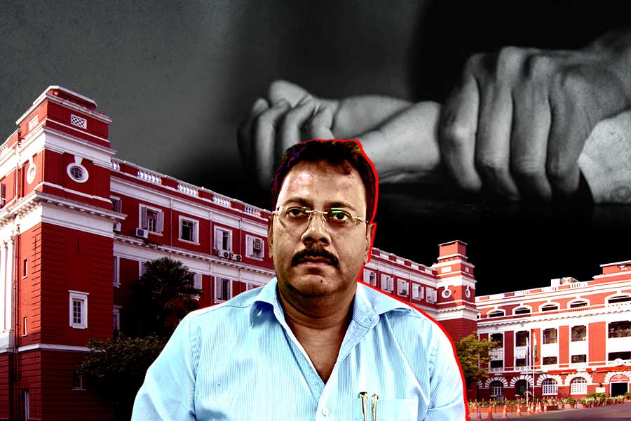 সাংবাদিক বৈঠকে বার বার নির্যাতিতার নাম উল্লেখ কেন? সন্দীপ ঘোষকে তলব লালবাজারের