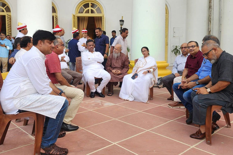 ‘একফোঁটা জলও খাইনি’, রাজভবনের চা চক্রে গেলেও জলস্পর্শ করলেন না মমতা