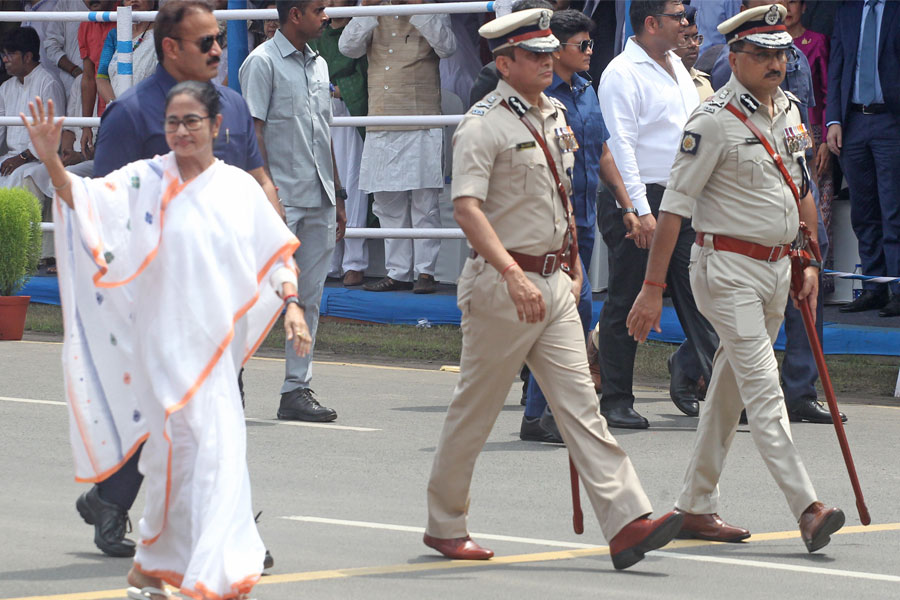 রেড রোডে স্বাধীনতা দিবসের অনুষ্ঠানে মমতা, প্রথমবার কুচকাওয়াজে চা শ্রমিকরা