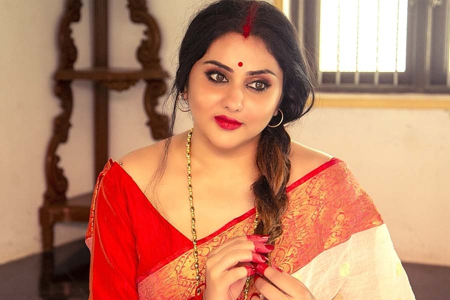 ‘আপনি কি হিন্দু?’ মন্দিরে ঢুকতে গিয়ে প্রশ্নের মুখে অভিনেত্রী