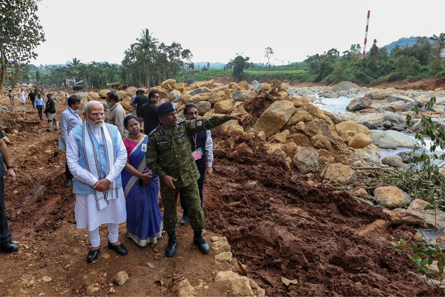 দুর্ঘটনার ১১ দিন পর ওয়ানড় পরিদর্শনে মোদি, ‘এবার অন্তত জাতীয় বিপর্যয় ঘোষণা করুন’, আর্জি রাহুলের