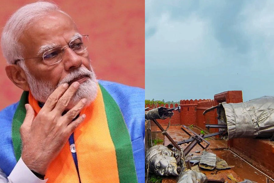 মারাঠা অস্মিতায় আঘাত, মূর্তি ভাঙায় শিবাজির পায়ে মাথা ঠেকিয়ে ক্ষমাপ্রার্থী মোদি