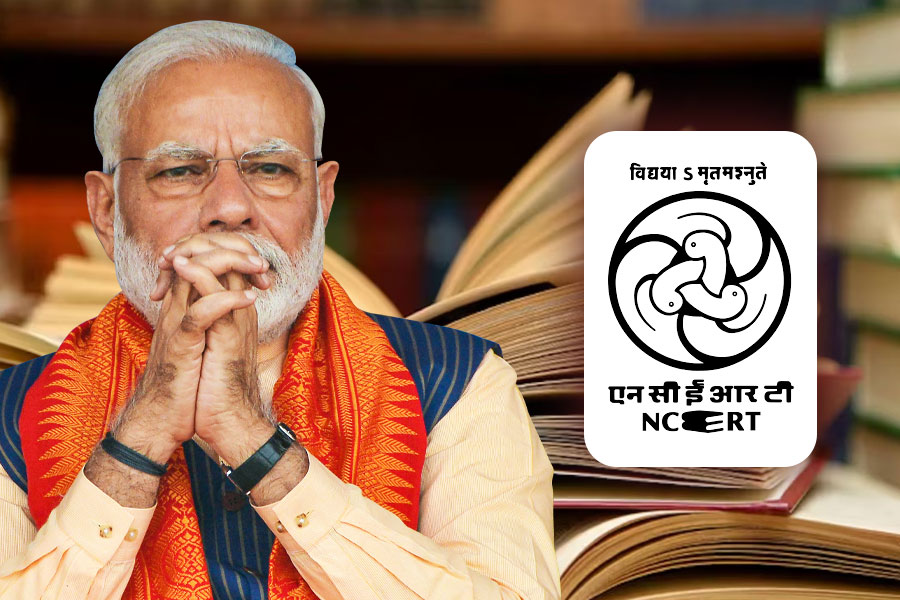 পাঠ্যবই থেকে বাদ সংবিধানের প্রস্তাবনা! মোদি সরকারের বিরুদ্ধে সংসদে সরব কংগ্রেস