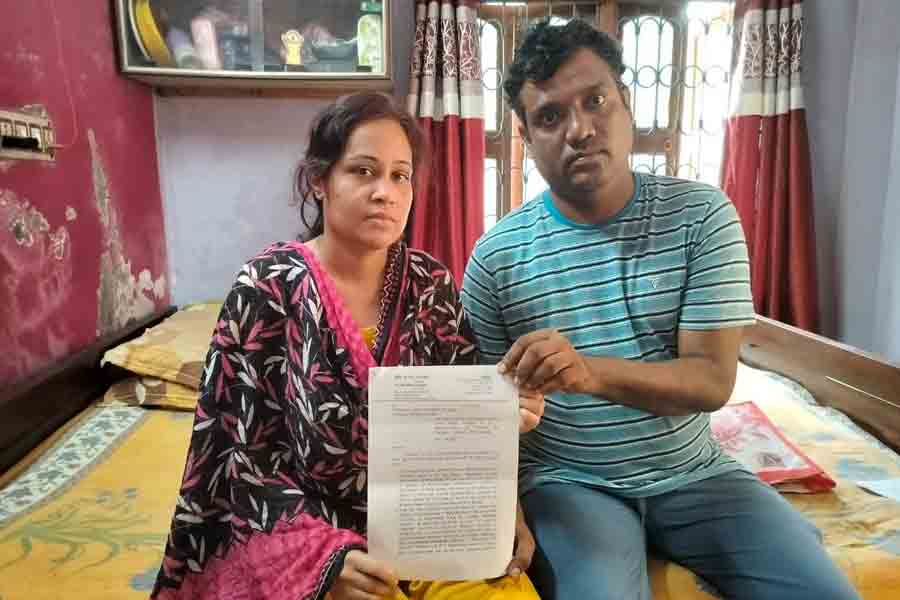 স্কুলের পোশাক তৈরিতে আর্থিক ‘দুর্নীতি’! মুখ্যমন্ত্রীর দ্বারস্থ দেনায় জর্জরিত বধূ