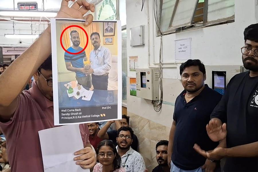 পড়ুয়াদের ‘হুমকি’, আর জি করের সন্দীপ ‘ঘনিষ্ঠ’ ছাত্রনেতার বিরুদ্ধে মেদিনীপুর মেডিক্যালে বিক্ষোভ