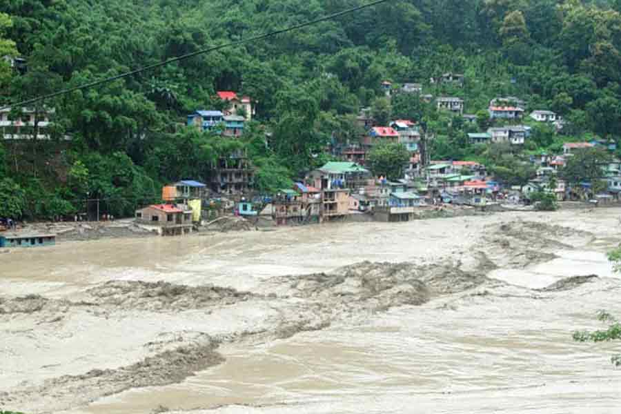 উত্তরবঙ্গের পাহাড় ও সমতলে চোখরাঙাচ্ছে দুর্যোগ! বাড়ছে ভূমিধস-হড়পা বানের আশঙ্কা