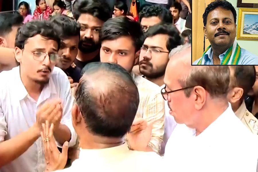 সন্দীপে ‘না’ ন্যাশনাল মেডিক্যালের পড়ুয়াদের, বোঝাতে গিয়ে বিক্ষোভের মুখে দুই বিধায়ক