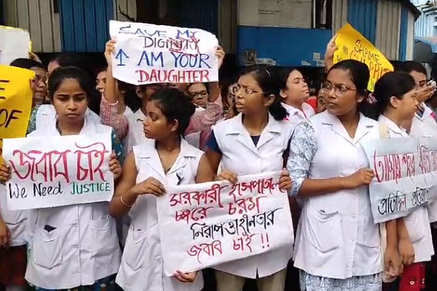 জুনিয়র চিকিৎসক-নার্সিং পড়ুয়াদের বিক্ষোভ, উত্তপ্ত আর জি করে মোতায়েন বাড়তি পুলিশ