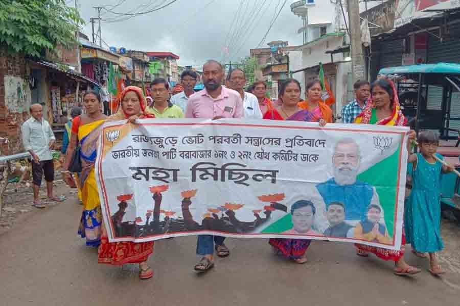 ভোট পরবর্তী হিংসার ব্যানারে আর জি করের প্রতিবাদ বিজেপির! কর্মসূচিই গুলিয়ে ফেলল গেরুয়া শিবির