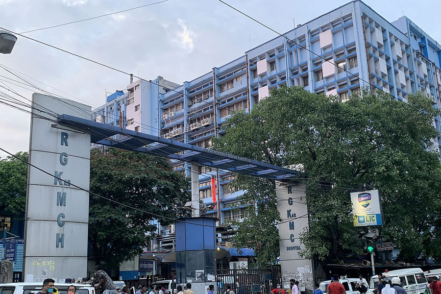 আর জি কর হাসপাতালে কর্তব্যরত মহিলা ডাক্তারের অর্ধনগ্ন দেহ উদ্ধার, ধর্ষণ নাকি খুন?
