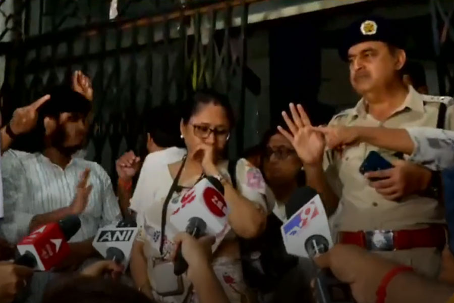 ডেডলাইন পার, নিরাপত্তার দাবি না মেটায় আর জি করে ঘেরাও অধ্যক্ষ