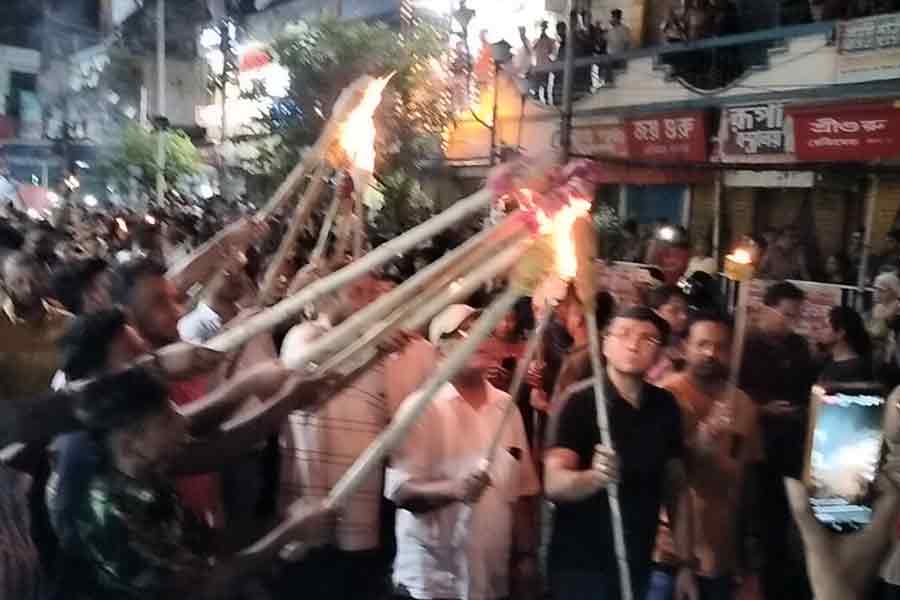 আর জি কর ইস্যুতে ফের ‘রাতদখল’, সুবিচারের দাবিতে মশাল হাতে রাস্তায় আমজনতা