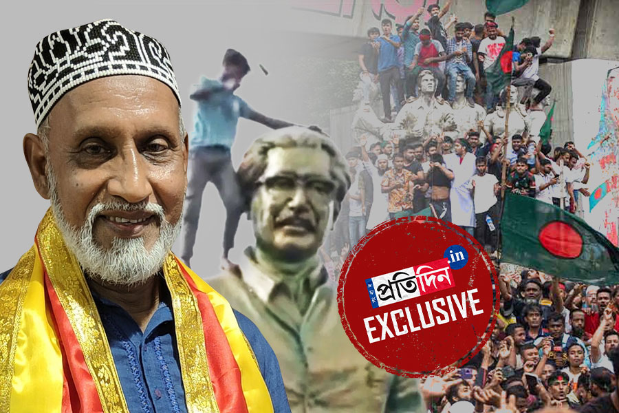 চোখের সামনে ভাঙছে বঙ্গবন্ধুর মূর্তি, হৃদয়ে রক্তক্ষরণ ইস্টবেঙ্গল প্রাক্তনী আসলামের