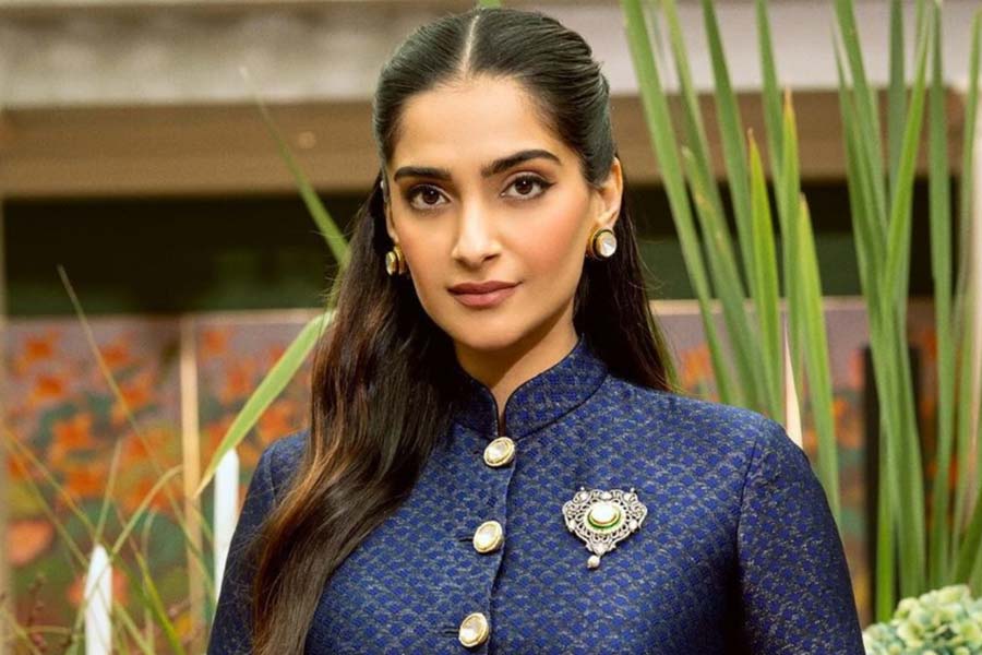 জ্বলছে বাংলাদেশ, ওপার বাংলার পরিস্থিতি নিয়ে বলিউড থেকে একমাত্র সরব সোনম!