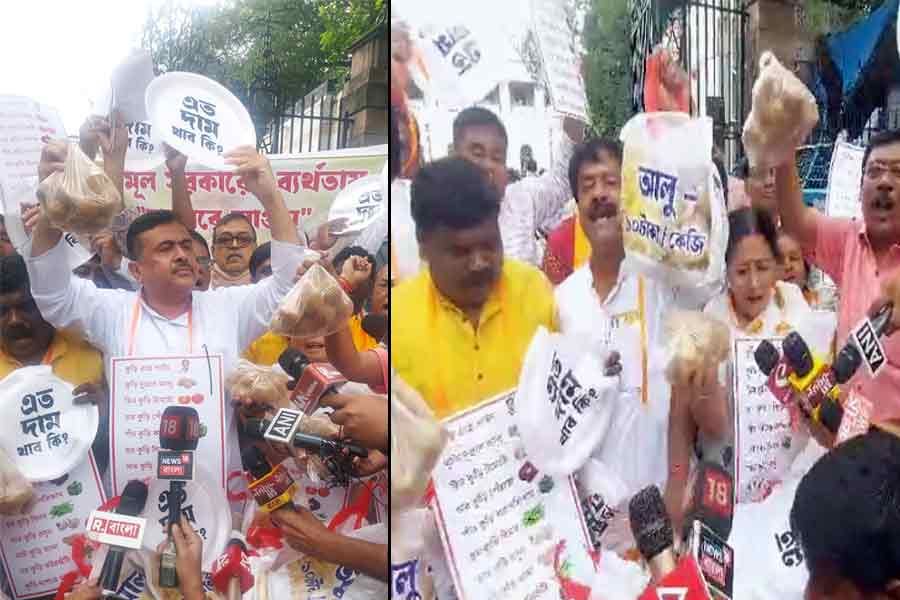 বিধানসভায় ১০ টাকায় আলু বিক্রি শুভেন্দুর! মূল্যবৃদ্ধির প্রতিবাদে বিক্ষোভ বিজেপির