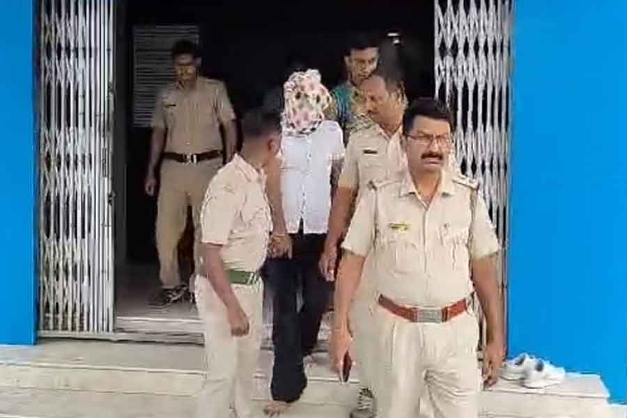 চাকরি দেওয়ার নামে রাতভর ঘরে আটকে ‘ধর্ষণ’, গ্রেপ্তার তৃণমূল নেতা