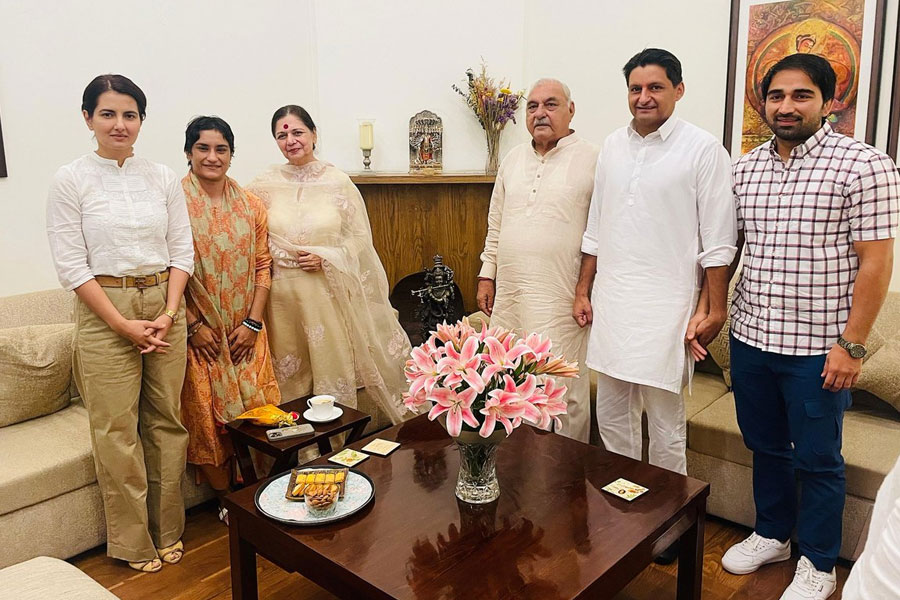 হরিয়ানার প্রাক্তন মুখ্যমন্ত্রী ভুপিন্দর হুডার সঙ্গে সাক্ষাৎ ভিনেশের, যোগ দিচ্ছেন কংগ্রেসে? উঠছে প্রশ্ন