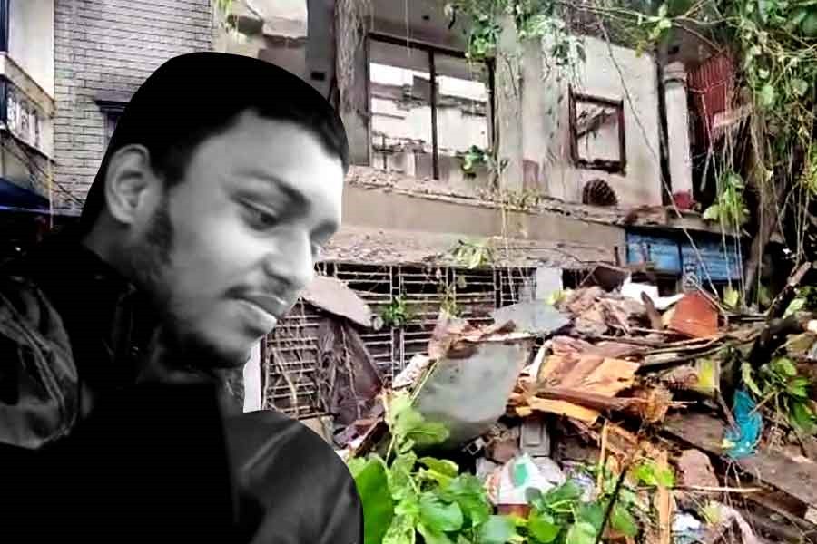 টানা বৃষ্টিতে হুড়মুড়িয়ে ভেঙে পড়ল তিনতলা বাড়ির ছাদ! মৃত্যু যুবকের