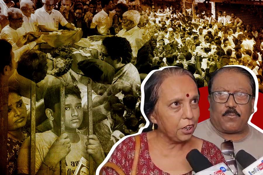 বুদ্ধ-বিদায়ে শোকস্তব্ধ বাংলা! বহুদূর থেকে আলিমুদ্দিনে কর্মী-সমর্থকরা, কীসের টানে?