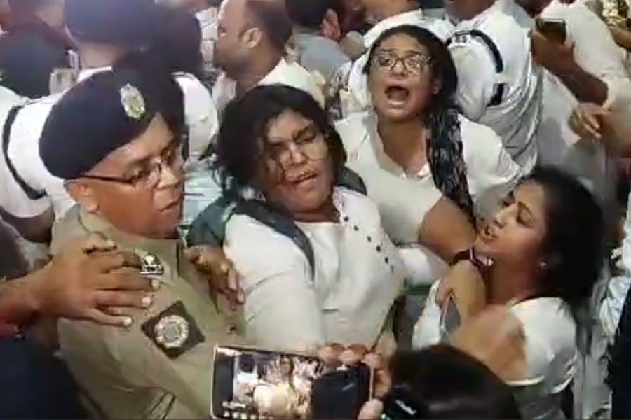 চিকিৎসক-পড়ুয়ার রহস্যমৃত্যুকে কেন্দ্র করে ফের উত্তাল আরজি কর হাসপাতাল