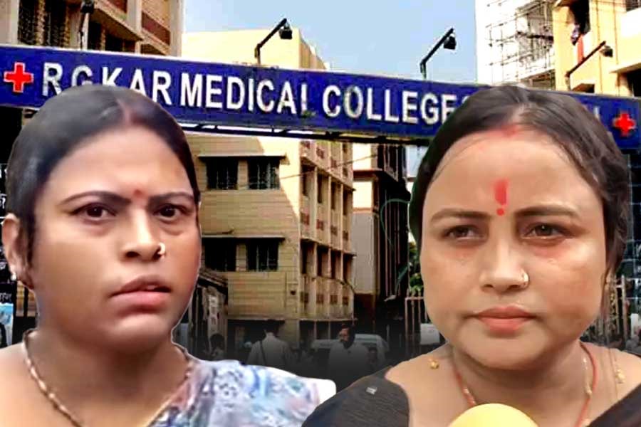 আর জি কর হত্যাকাণ্ড: মৃতার বাড়িতে কামদুনির প্রতিবাদীরা, পাশে থাকার আশ্বাস