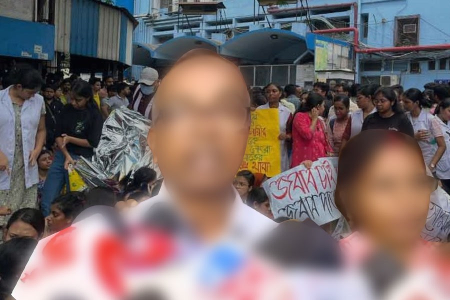 আর জি কর হত্যাকাণ্ড: সুপারি দিয়ে তরুণীকে যৌন নির্যাতন-খুন! বিস্ফোরক মৃতার বাবা-মা