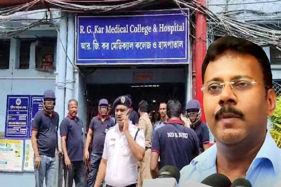 আদালতের ধমকেই কাজ! ১৫ দিনের ছুটির আবেদন ডা: সন্দীপ ঘোষের