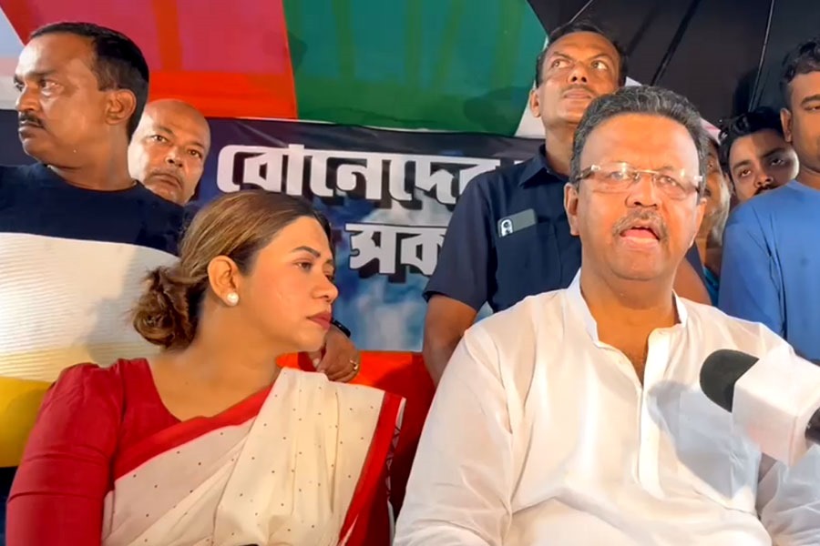 আর জি কর কাণ্ডের প্রতিবাদে মেয়েকে নিয়ে ধরনা, ‘দোষীর জনসমক্ষে ফাঁসি হোক’, দাবি ফিরহাদের