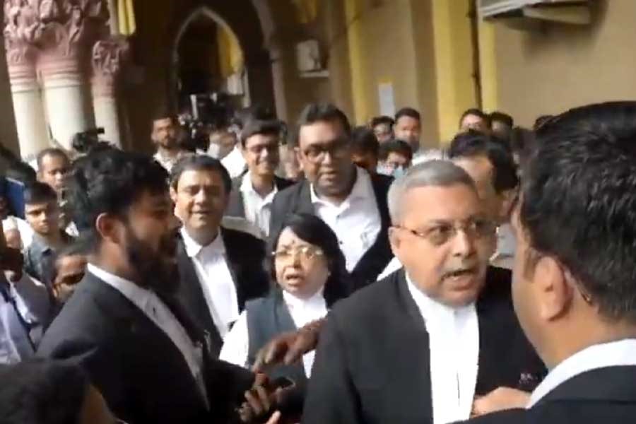 আইনজীবীদের প্রতিবাদ ঘিরে বিশৃঙ্খলা! কল্যাণ-সায়নের মধ্যে ‘বাকবিতণ্ডা’