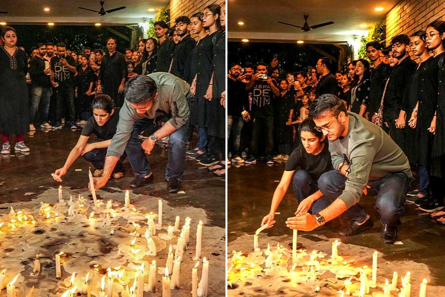 মিছিলে হাঁটার অনুমতি মেলেনি, মোমবাতি জ্বালিয়ে আর জি কর কাণ্ডের প্রতিবাদ সৌরভের