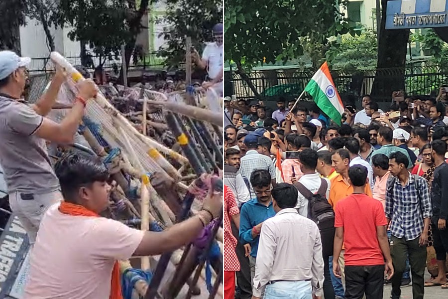 নবান্ন অভিযান ঘিরে উত্তপ্ত এজেসি বোস রোড, পুলিশ-বিক্ষোভকারীদের খণ্ডযুদ্ধ