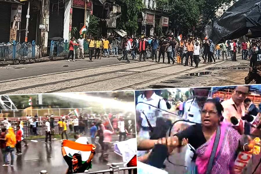 ‘নবান্ন অভিযান’ ঘিরে উত্তেজনা এম জি রোডেও, মিছিল রুখতে পুলিশের ধরপাকড়