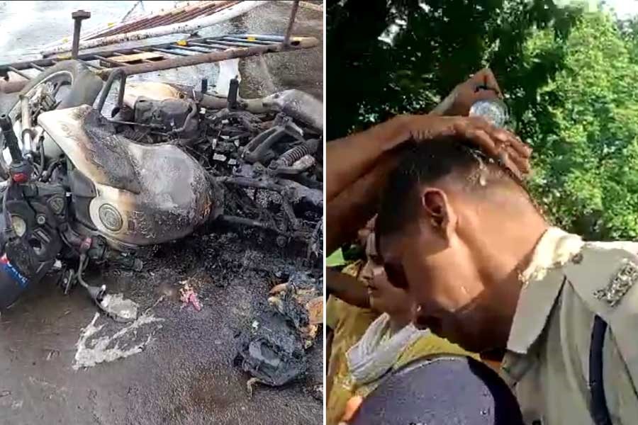 বাবুঘাটে বাইকে আগুন, পুলিশকে ‘মার’ জনতার, দফায় দফায় উত্তেজনা