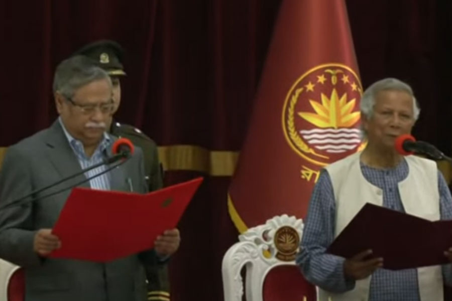 প্রধান উপদেষ্টা হিসাবে শপথ ইউনুসের