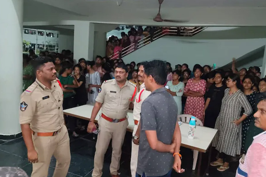মহিলাদের শৌচালয়ে লুকনো ক্যামেরা, ভিডিও বিক্রি মোটা টাকায়! চাঞ্চল্য অন্ধ্রপ্রদেশের কলেজে
