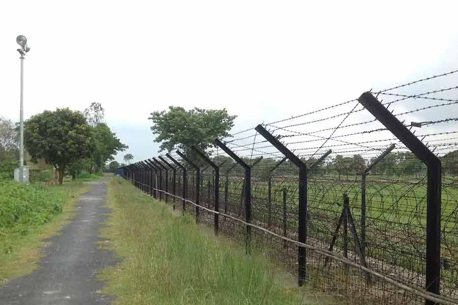 অবৈধভাবে ভারতে প্রবেশ! সীমান্ত থেকে বিজিবির হাতে গ্রেপ্তার বাংলাদেশের সুপ্রিম কোর্টের প্রাক্তন বিচারপতি