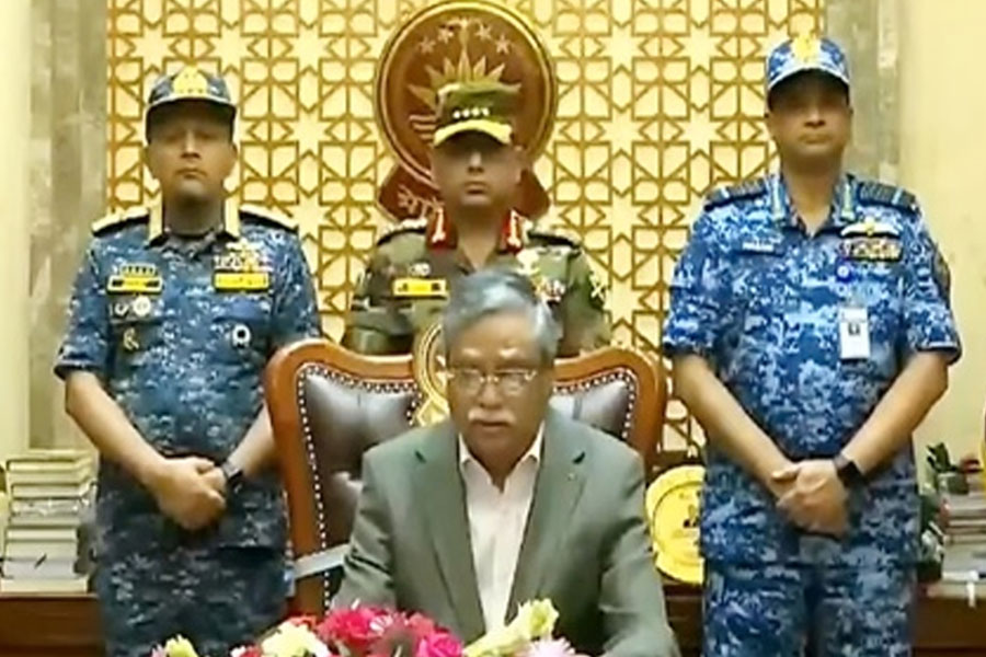 সময় বেঁধে দিয়েছিলেন আন্দোলনকারীরা, বাংলাদেশে সংসদ ভেঙে দিলেন রাষ্ট্রপতি