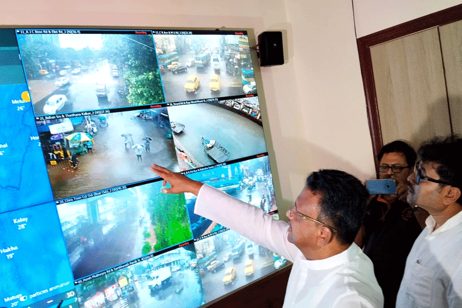 ঘণ্টা খানেকের বৃষ্টিতে জল থইথই কলকাতা পুরসভা, কন্ট্রোল রুমে খোদ মেয়র
